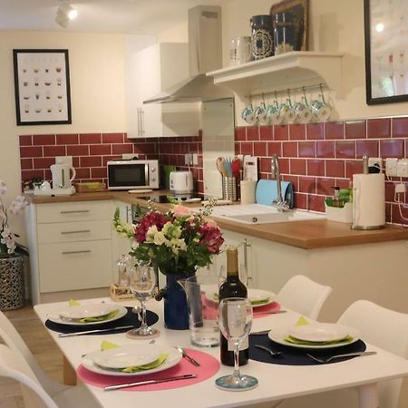 Pristine Apartment In The Centre Of Глостънбъри Екстериор снимка
