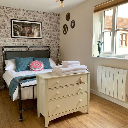Pristine Apartment In The Centre Of Глостънбъри Екстериор снимка