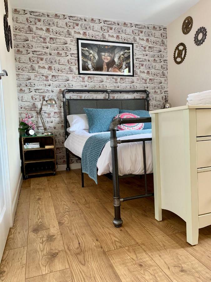 Pristine Apartment In The Centre Of Глостънбъри Екстериор снимка